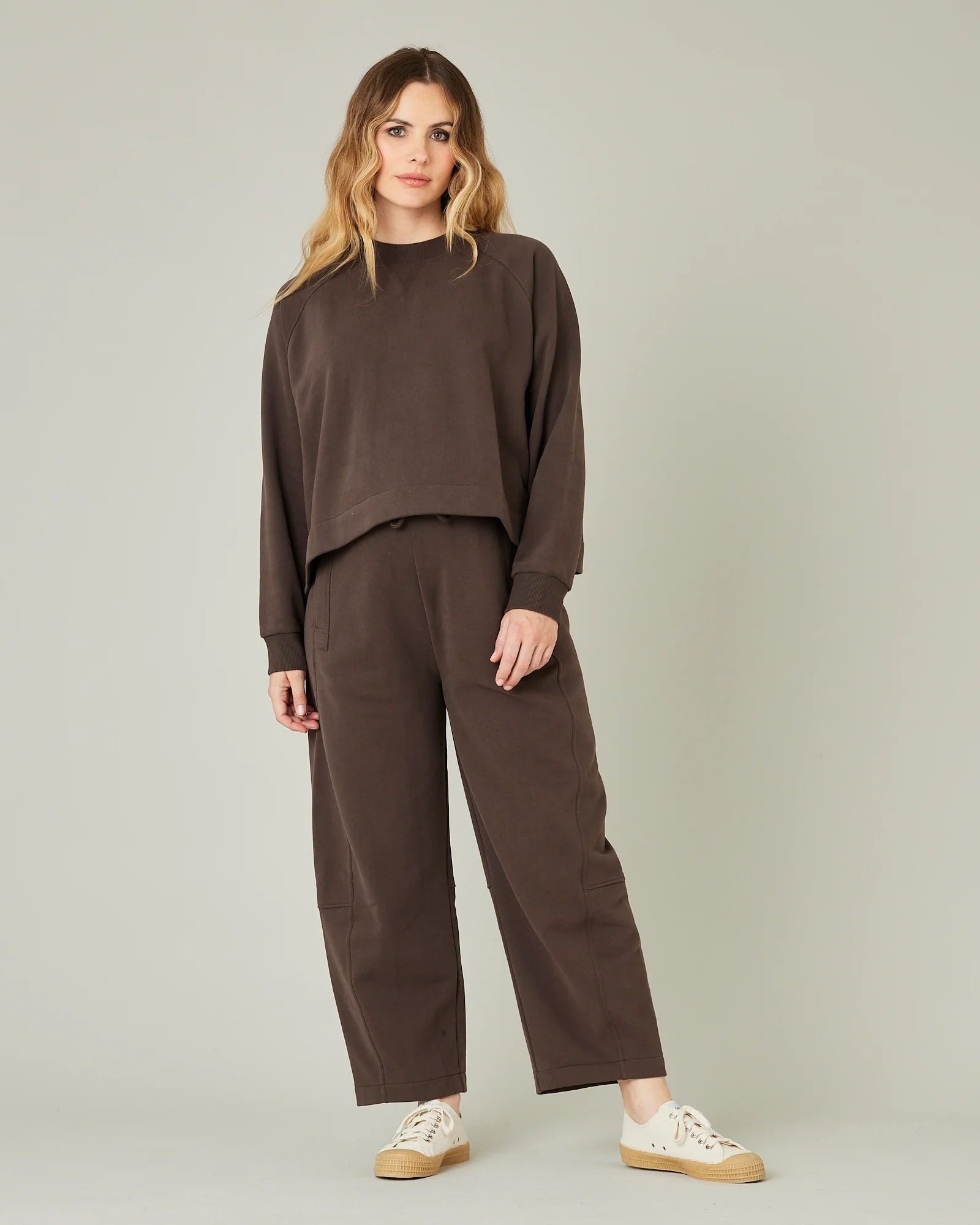 Noa Chocolate Fleeceback Jersey Jumper - Image 14